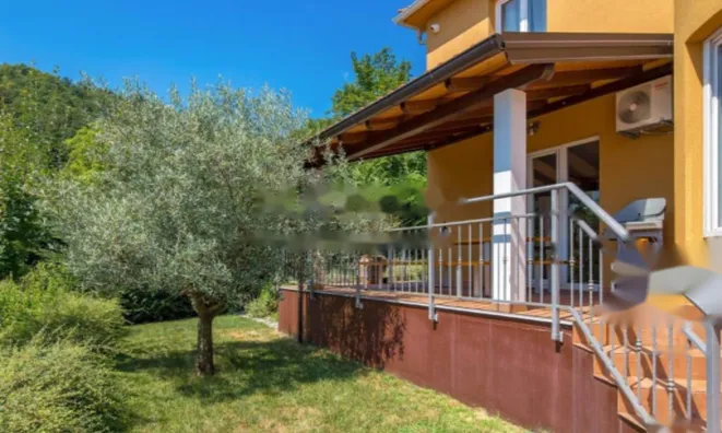 Недвижимость Семейный дом 270 м², Запад: 10