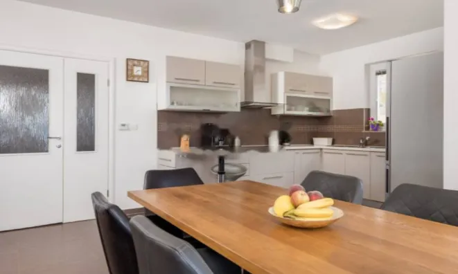 Недвижимость Семейный дом 270 м², Запад: 22