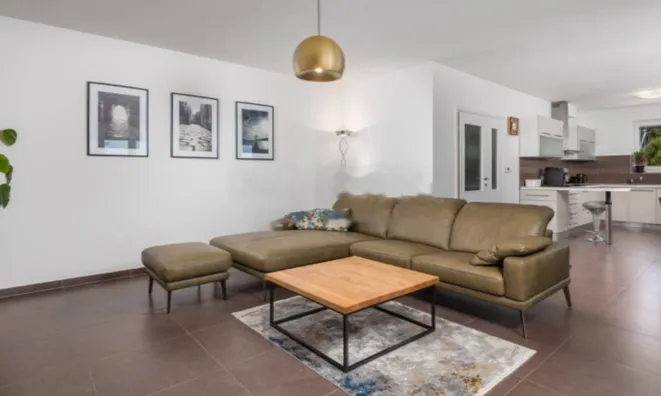 Недвижимость Семейный дом 270 м², Запад: 23