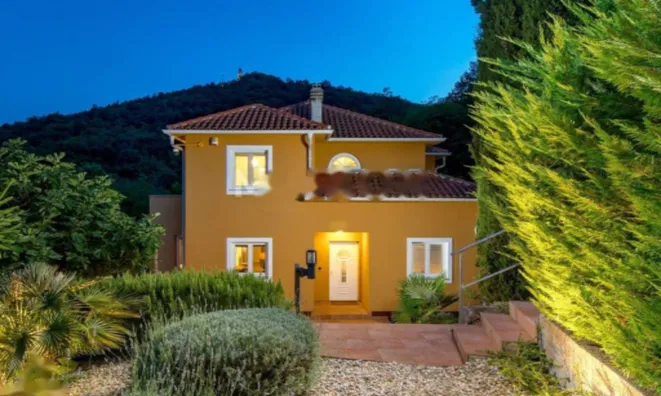 Недвижимость Семейный дом 270 м², Запад: 35