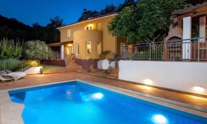 Недвижимость Семейный дом 270 м², Запад: 38