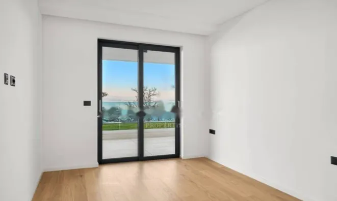 Недвижимость Четырехкомнатная квартира Центр: 16