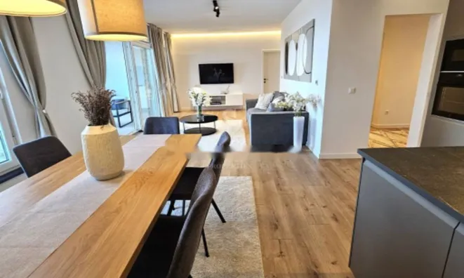 Недвижимость Трехкомнатная квартира в центре: 1