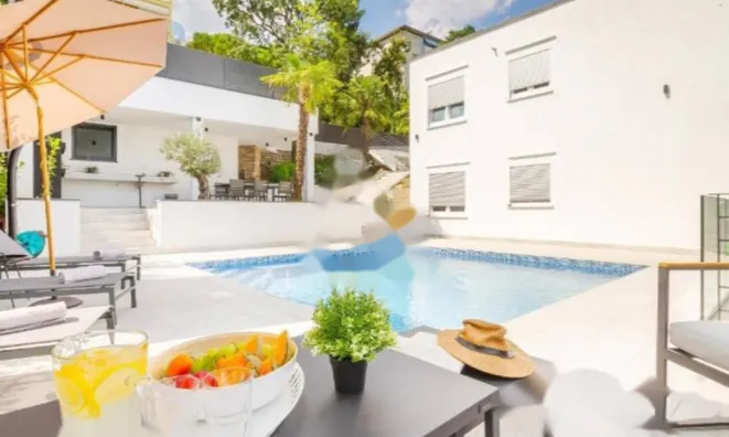 Недвижимость Семейный дом 200 м², Центр, Опатия: 1