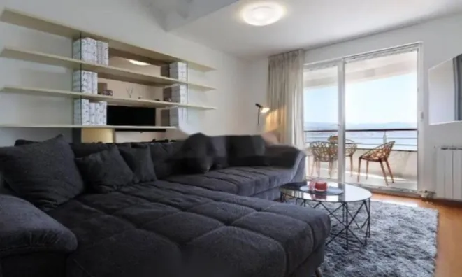 Недвижимость Трёхкомнатная квартира Центр: 3