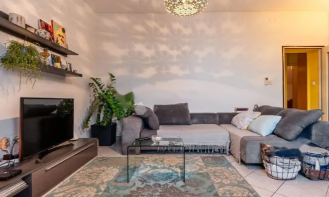 Недвижимость Трёхкомнатная квартира в центре: 1