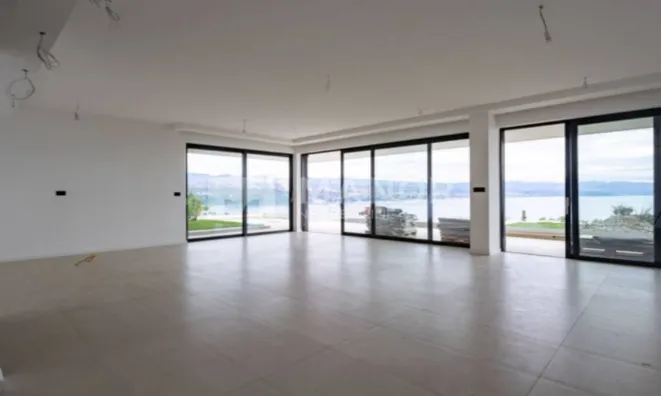 Недвижимость Четырехкомнатная квартира в центре: 1