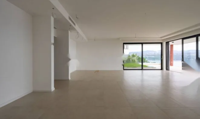 Недвижимость Четырехкомнатная квартира в центре: 4