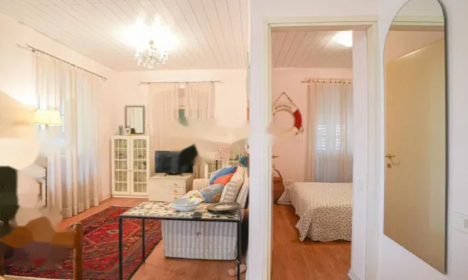 Недвижимость Двухкомнатная квартира в центре: 8