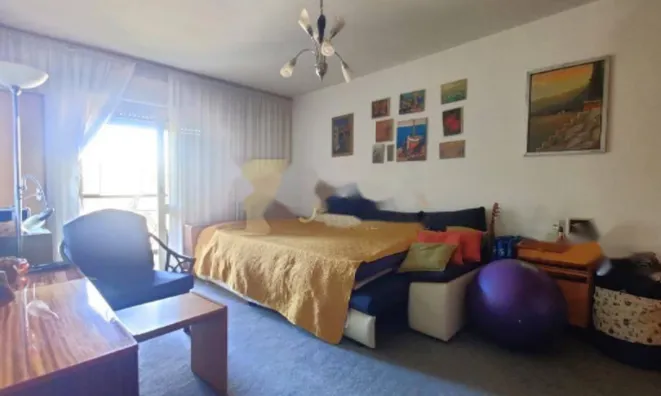 Недвижимость Двухкомнатная квартира в центре: 1