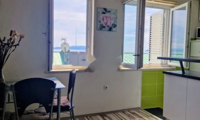 Недвижимость Двухкомнатная квартира в центре: 3