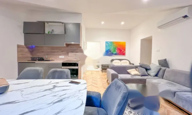 Недвижимость Трехкомнатная квартира, Центр: 2