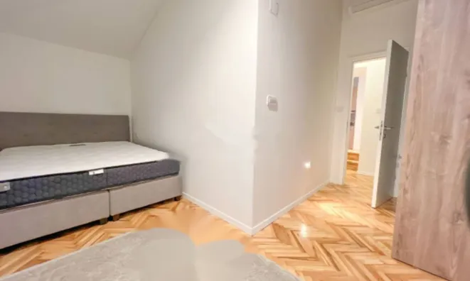 Недвижимость Трехкомнатная квартира, Центр: 12