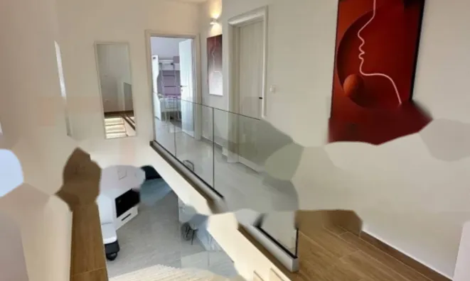 Недвижимость Семейный дом 328 м², Запад: 8