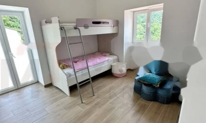 Недвижимость Семейный дом 328 м², Запад: 17