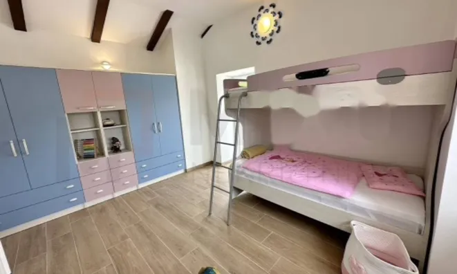 Недвижимость Семейный дом 328 м², Запад: 18