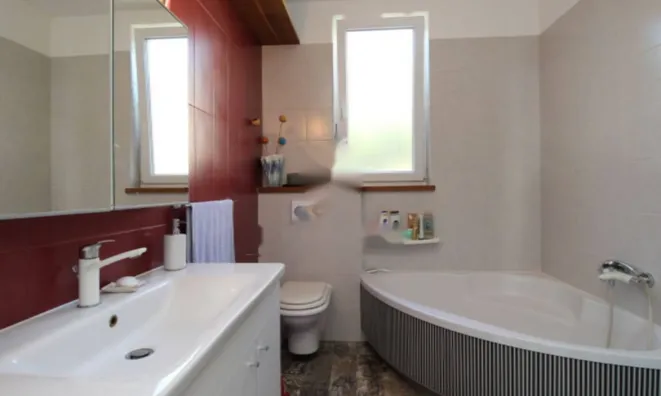 Недвижимость Трехкомнатная квартира, центр: 7