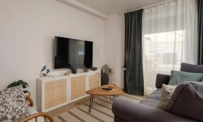 Недвижимость Двухкомнатная квартира в центре: 1