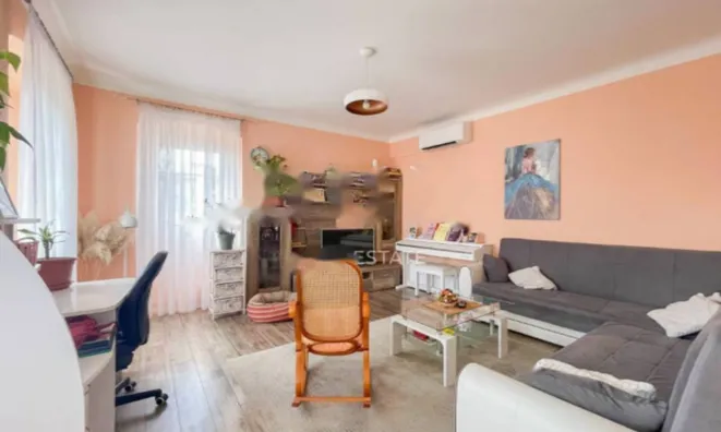 Недвижимость Трёхкомнатная квартира в центре: 1