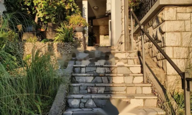 Недвижимость Двухкомнатная квартира в центре: 3