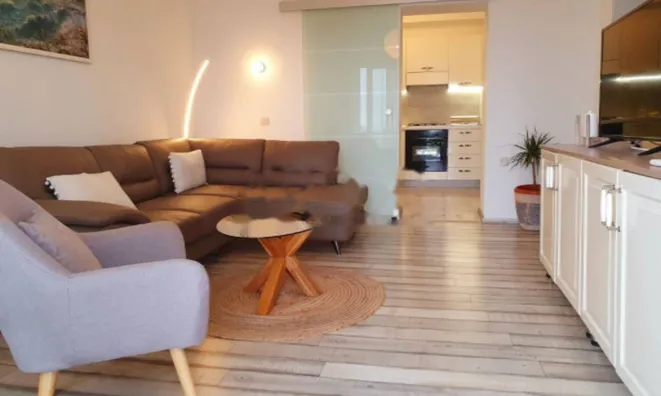 Недвижимость Двухкомнатная квартира в центре: 14