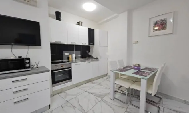 Недвижимость Двухкомнатная Квартира в Центре: 1