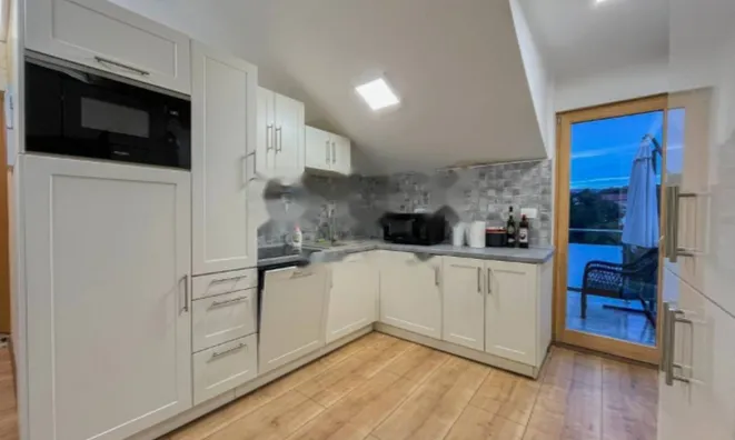 Недвижимость Трехкомнатная квартира, Центр: 1