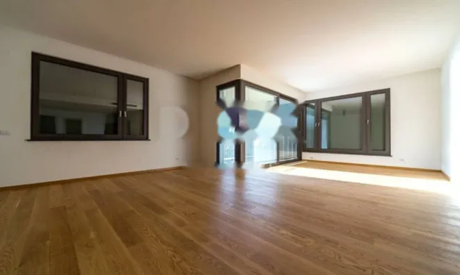 Недвижимость Трехкомнатная квартира в центре: 8