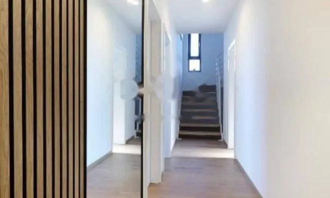 Недвижимость Трёхкомнатная квартира, центр: 6