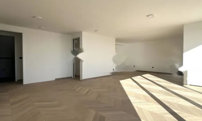 Недвижимость Двухкомнатная квартира в центре: 3