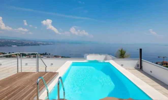 Недвижимость Трехкомнатная квартира в центре: 2