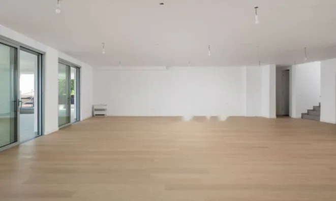 Недвижимость Трехкомнатная квартира в центре: 11