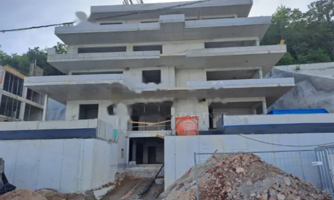 Недвижимость Трехкомнатная квартира в центре: 6