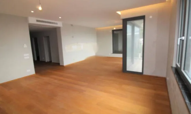 Недвижимость Трёхкомнатная квартира, Центр: 3