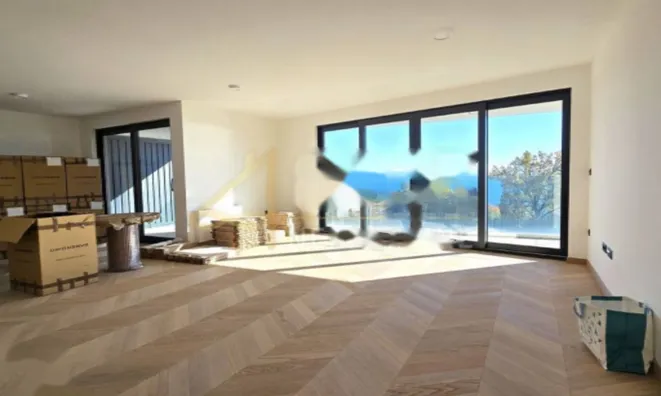 Недвижимость Трёхкомнатная квартира в центре: 1