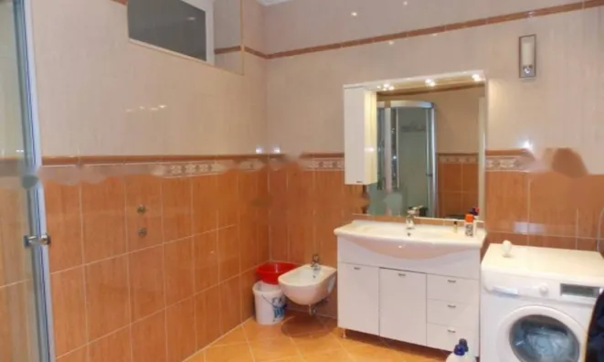 Недвижимость Трехкомнатная квартира, центр: 8