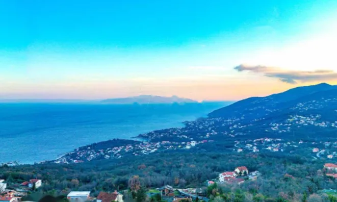 Недвижимость Семейный дом 296 м², Запад: 1