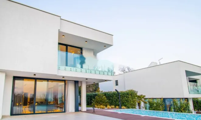 Недвижимость Семейный дом 296 м², Запад: 2