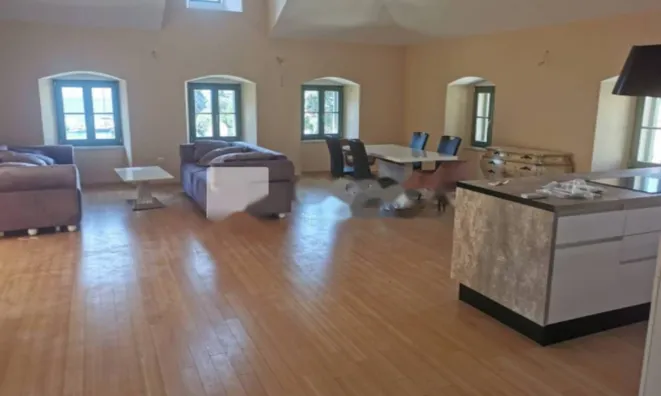 Недвижимость Трехкомнатная квартира в центре: 1