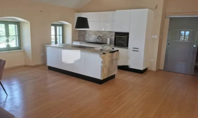 Недвижимость Трехкомнатная квартира в центре: 4