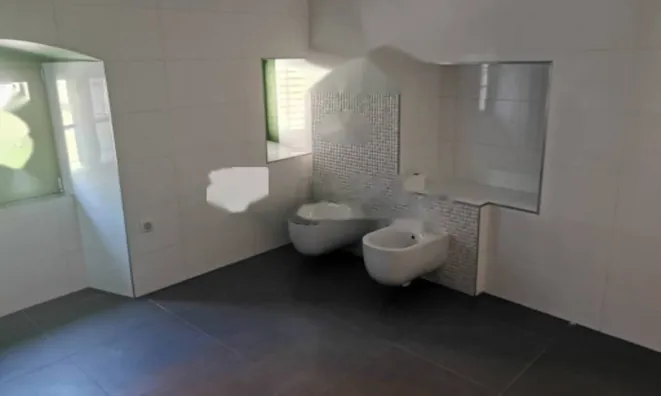 Недвижимость Трехкомнатная квартира в центре: 9