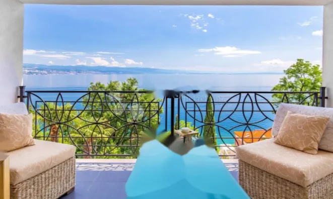 Недвижимость Четырехкомнатная квартира, Центр: 1