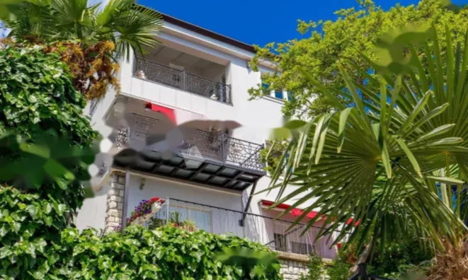 Недвижимость Четырехкомнатная квартира, Центр: 4