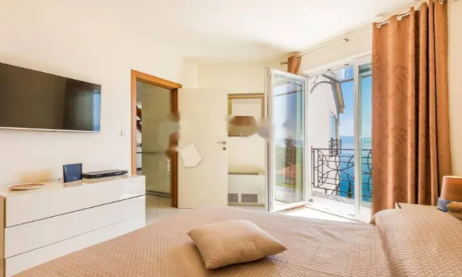 Недвижимость Четырехкомнатная квартира, Центр: 11