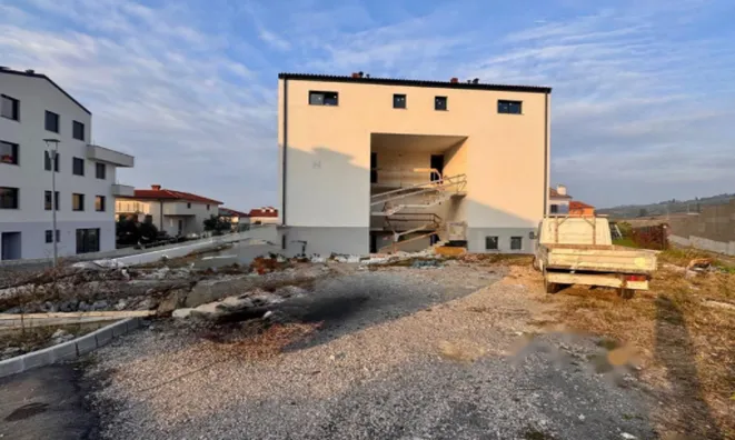 Недвижимость Квартира с 4 комнатами Изола: 4