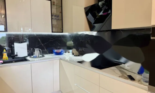 Недвижимость Трехкомнатная квартира в центре: 6