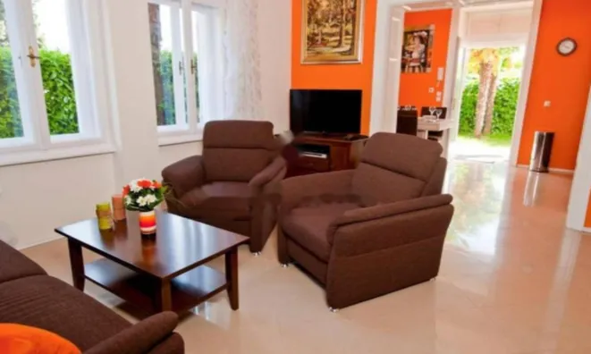 Недвижимость Трехкомнатная квартира, Центр: 1