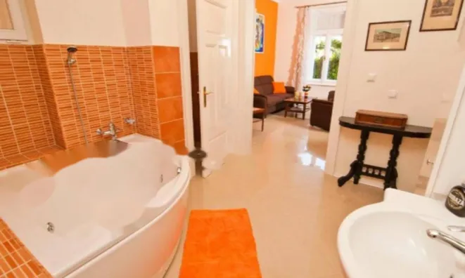 Недвижимость Трехкомнатная квартира, Центр: 11