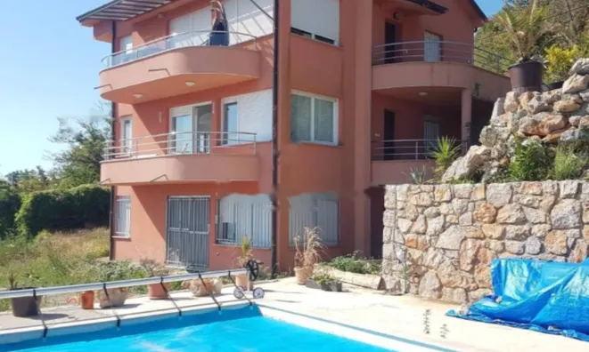 Недвижимость Трёхкомнатная квартира, центр: 4