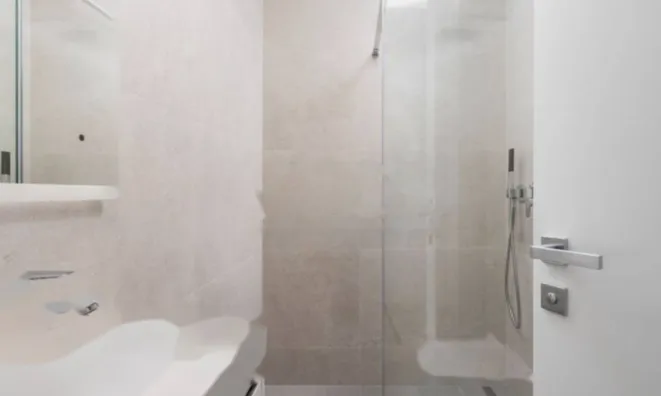 Недвижимость Трехкомнатная квартира в центре: 8